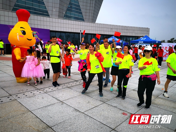 参赛运动员合影留恋。