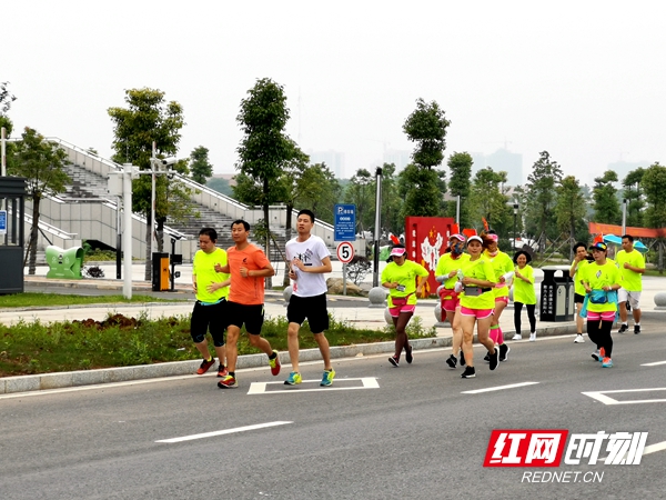 运动员努力向前奔跑。