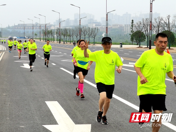 参赛运动员努力向前奔跑。