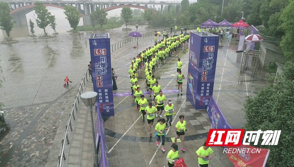 红网时刻益阳5月20日讯（通讯员 路漫漫 实习记者 刘志雄）5月18日上午，毛铺2019用脚步丈量中国百城健康跑益阳赛段龙洲广场正式开跑。来自雁行团和益跑团的一百余名跑友，从起点门楼至西跑至资江一桥，在折返点拿到折返卡后再返回起点，沿资江完成了5公里的列队健康跑，以热情健康的方式献礼祖国70华诞。