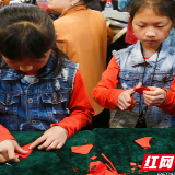 “湖湘剪纸传习所”公益讲座 巧手“剪”出“指尖风采”
