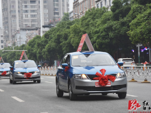 四十台“蓝精灵”活跃街头 靖州的哥喜提新车