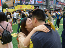 长沙街头52对情侣共吃1.314米辣条表达爱