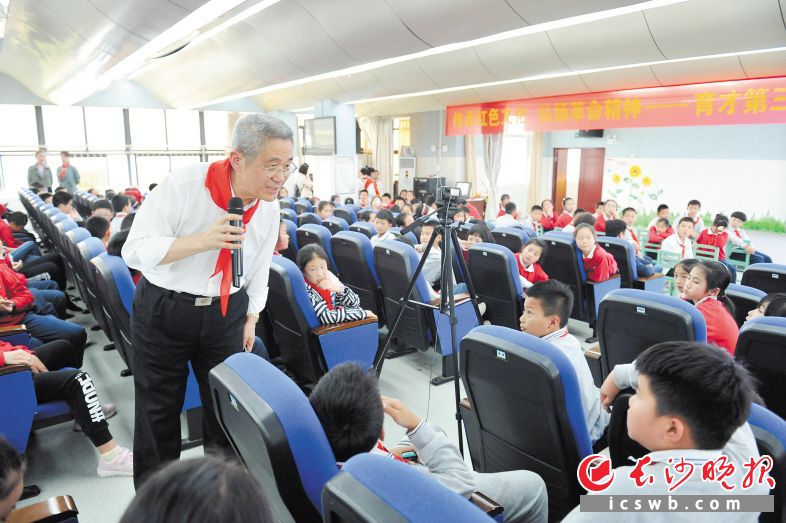 　　昨日，长沙市“五老”金牌讲师团成员吴传桂给孩子们讲述英雄故事。　　长沙晚报全媒体记者 小刘军 摄