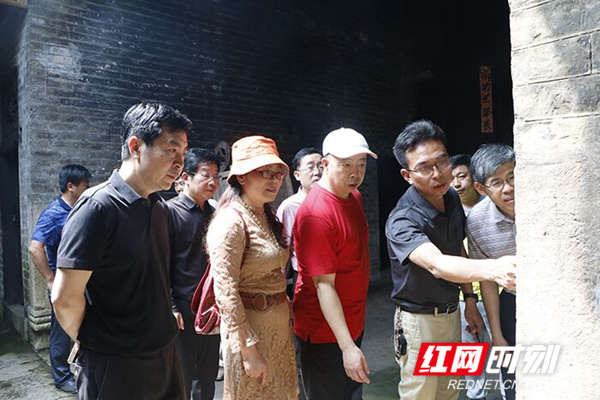 中国明史学会来新田考察明代骆氏锦衣卫世家史实