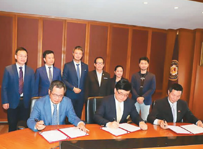 2019年4月，邝锦荣（前排右一）代表泰中侨商联合会与泰国暹罗大学及广州一家公司三方共同签署孵化器项目合作协议。 　　（照片均由受访者本人提供）