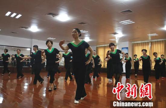 表演艺术课的阿姨们,动作标准。朱柳融 摄