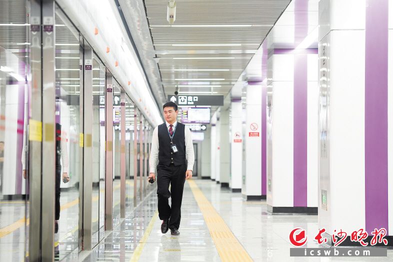　　5月26日长沙地铁4号线一期工程将开通试运营，工作人员正在为试运营做最后的准备。