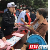 化解安全风险 泸溪交警走进农村开展交通安全宣传