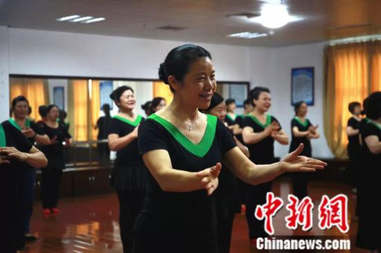 赖春柳在练习舞蹈表演动作。朱柳融 摄