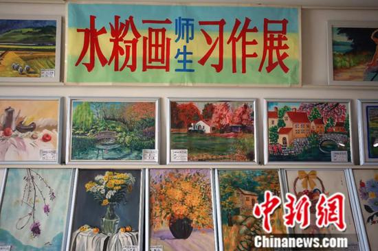 柳州市老年大学师生展出的水粉画作品。朱柳融 摄
