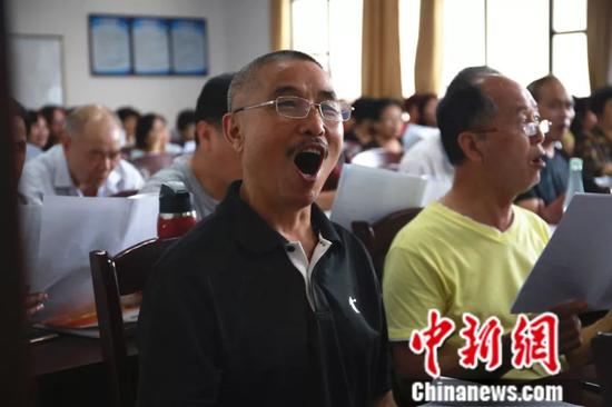 柳州市老年大学声乐班,学员正在上课。朱柳融 摄