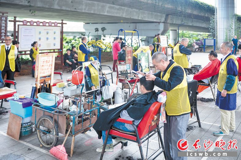 　　天心区浦沅立交桥下，原本杂乱的理发摊位变得规范有序。   长沙晚报全媒体记者 邹麟 摄