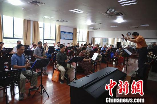 学员在老师指挥下,吹奏出动人的旋律。朱柳融 摄