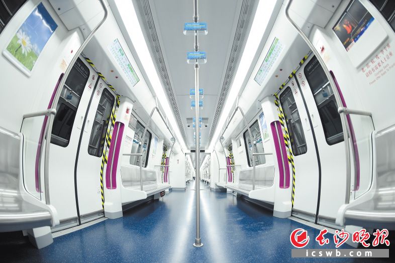 　　长沙地铁4号线车厢为紫色装饰，一股浪漫之风扑面而来。　　均为长沙晚报全媒体记者 黄启晴  摄