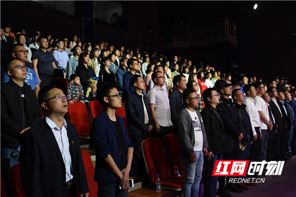 闭幕大会现场，全体起立合唱《我和我的祖国》。_副本_副本.jpg