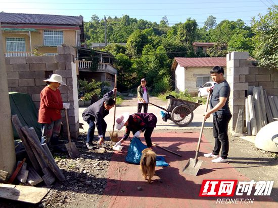 永定区白羊坡社区活跃着一支快乐的“创卫”突击队