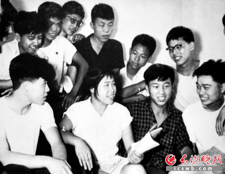 　　1963年，冯健应邀参加长沙市三中学生座谈会。