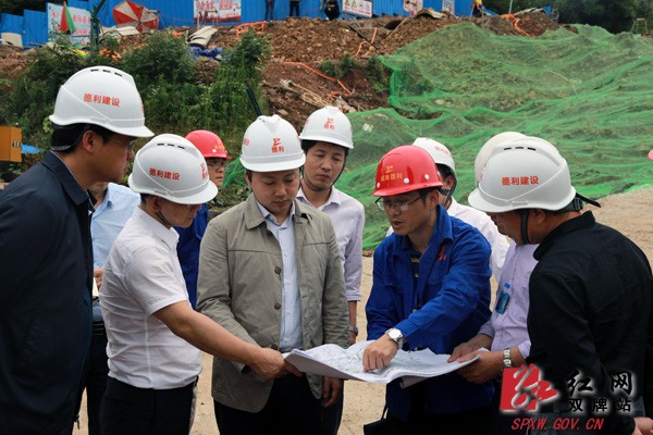 现场办公.jpg 现场办公.jpg