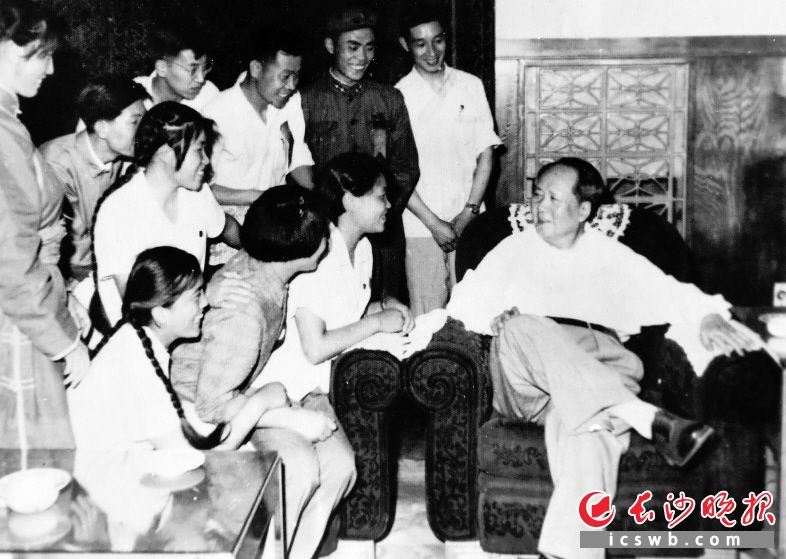 　　1964年6月，冯健（中排穿白衣者）作为湖南省代表出席了中国共产主义青年团第九次全国代表大会，并受到毛主席亲切接见。