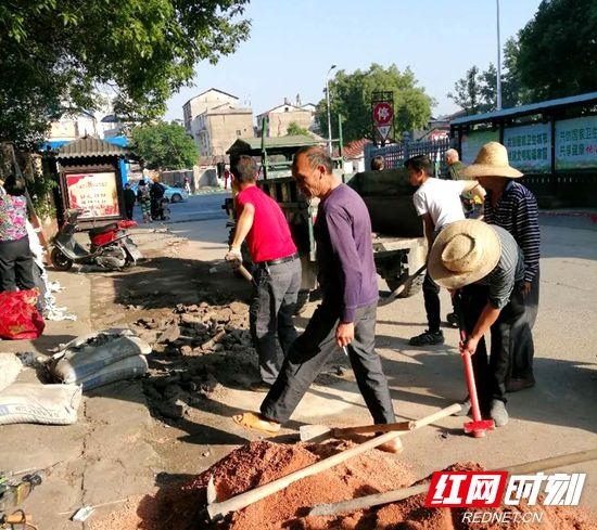 永定区:立行立改 鲤鱼池巷道破损路面修补进行时