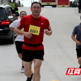 “美丽乡村越野跑”松木塘站开赛 600余人沿桃花湖奔跑