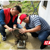 爱心送上门 志愿者让五保老人居家环境大变样