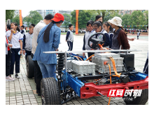 和机器人pk 解密科学奥妙 白鹤小学这场活动让航空梦触手可及