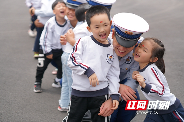 “庆六一·学消防”幼儿园师生走进邵阳县消防大队零距离体验消防