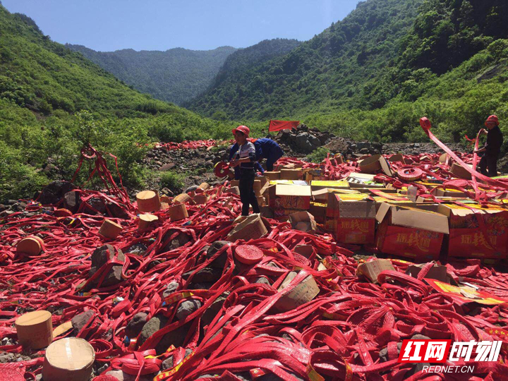 桑植：3384件非法烟花爆竹产品被集中销毁 