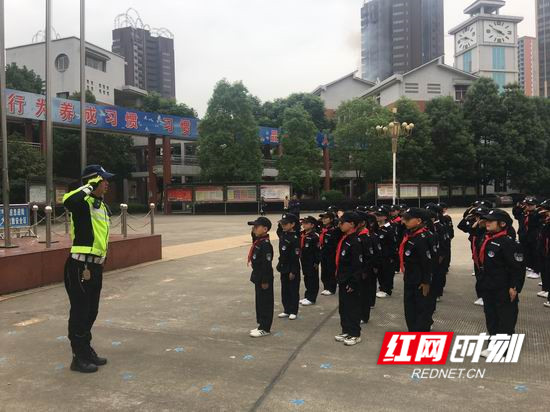 慈利县金慈实验小学百余名小交警接受专业集训