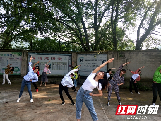 快乐工作 健康生活——武陵源区开展工间操培训活动