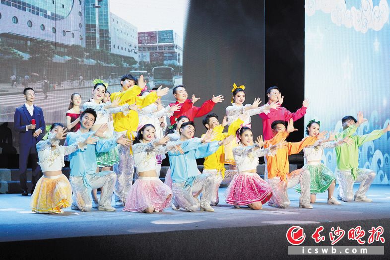 17场演出均根据演出地群众需求量身定制,大部分节目为群众自编自导自演。胡丹 摄