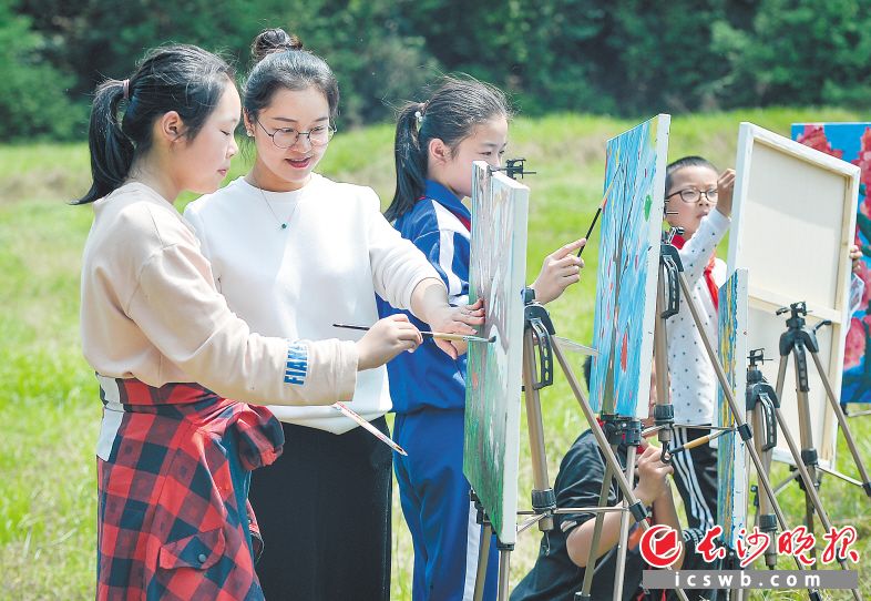 　　望城区白箬铺镇光明小学美术教师杨洢正带着孩子们在户外生，进行色彩训练。