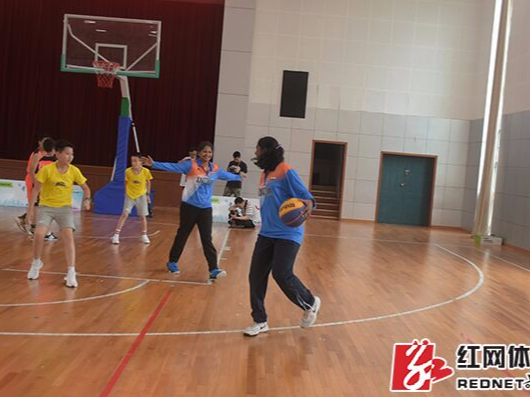 让孩子们爱上篮球 亚洲杯球员走访长沙麓谷小学