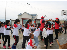 凤凰县妇幼保健计划生育服务中心与扶贫村共度欢乐“六一”