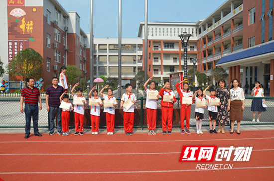 慈利县零阳镇一完小：授荣誉称号表彰 “学雷锋先进典型”