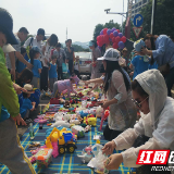童心一颗 爱心一片 爱心义卖收获满满温情