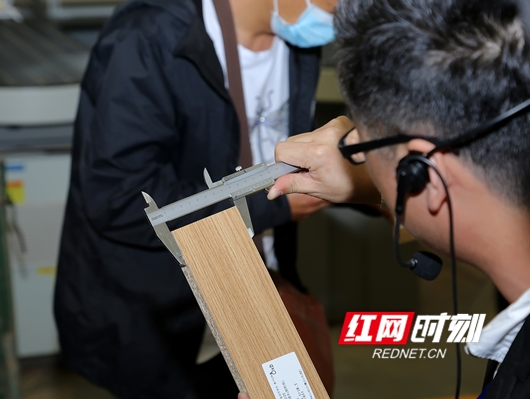 ​鸿扬木制家装工厂 私人定制打造0.2mm的误差
