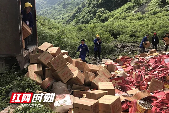 【桑植警事】桑植警方销毁一批非法烟花爆竹