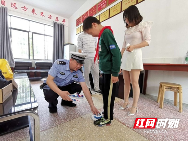 图一：交警叔叔送来了新鞋子.jpg