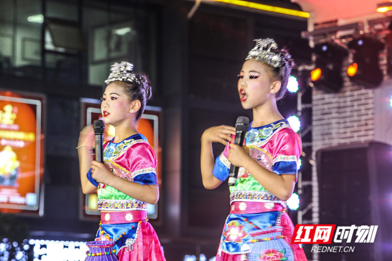 A组选手身着艳丽的民族服装演唱。