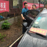 风雨急党员赶 “专车” 接送体检让老人幸福舒心