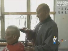 理发2元，多了不要！他一年仍捐出数万……