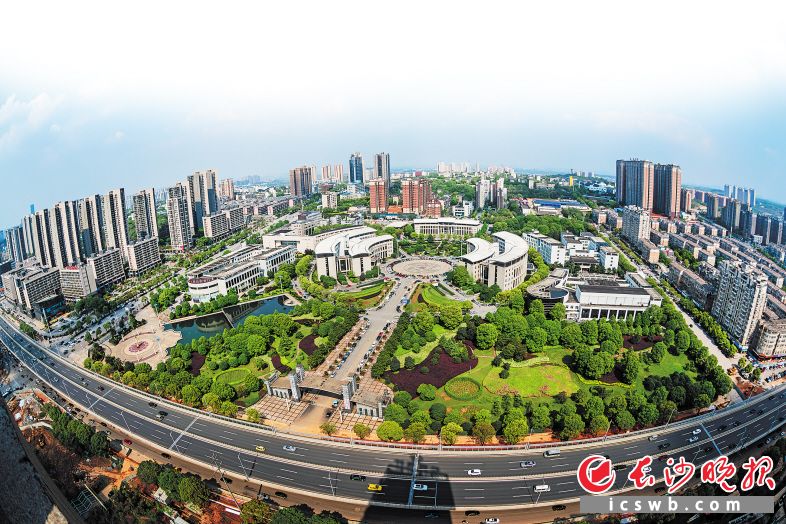 　　雨花区通过对营商环境优化的高标准定位、深层次改革、全方位提升，积极培育创新创业的沃土，城东南一片蓬勃生机。 肖国武  摄