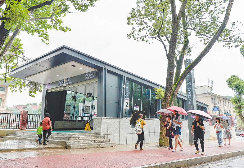 直达景区 湖南大学站是距离岳麓山景区最近的站点,出站后步行200米