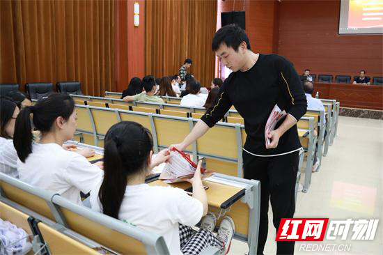 发放消防宣传资料.JPG