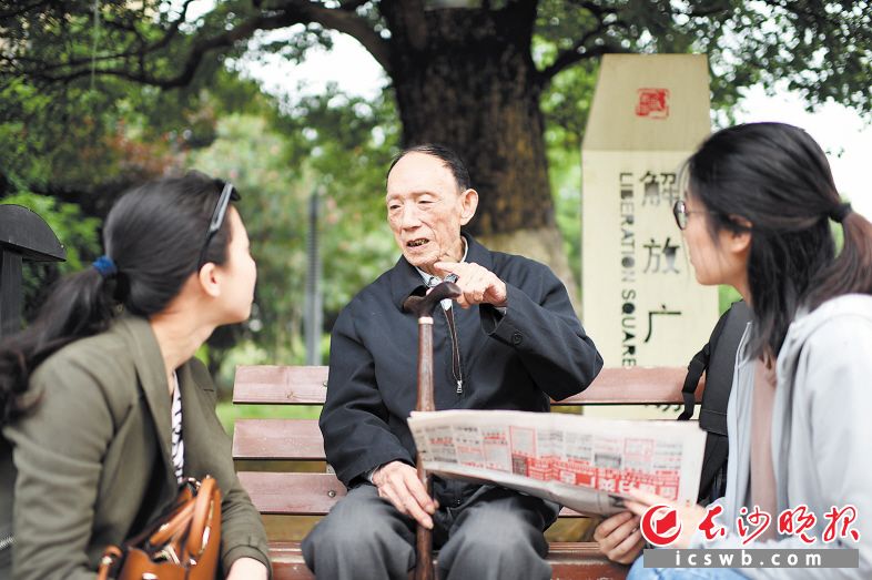 　　九旬老党员曾干龙讲述70年前参与搭建浮桥迎接解放军进城的故事。　　长沙晚报全媒体记者 黄启晴 摄