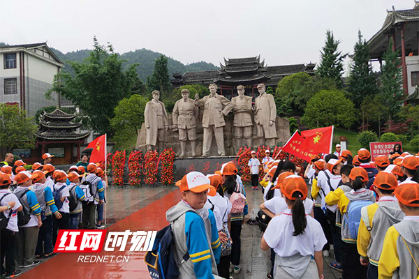 開展了為偉人雕像獻花,在偉人雕像前唱紅歌,立志宣誓,參觀通道轉兵