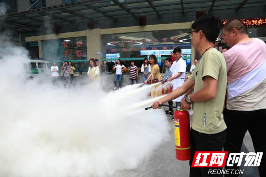 利用灭火器进行灭火.JPG